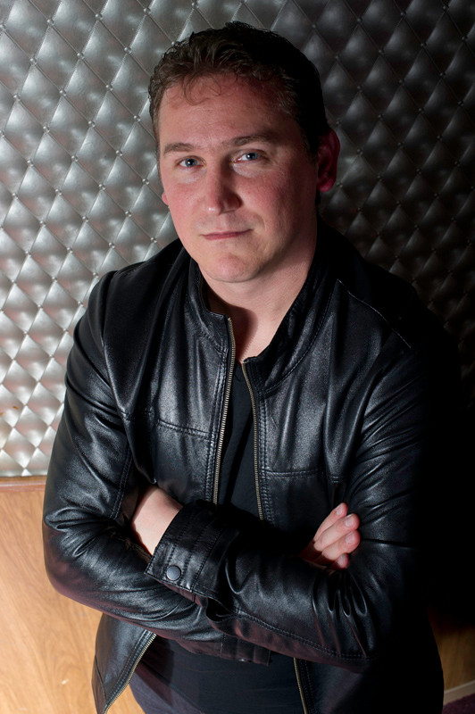 Steve Rumo croisant les bras